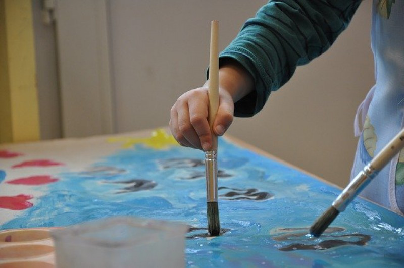 ręka dziecka malująca obraz